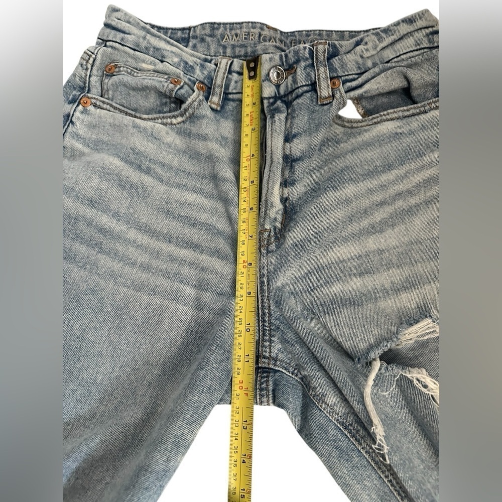 American Eagle curvy 90s high rise straight distressed jeans. Size 6 - Picture 4 of 8